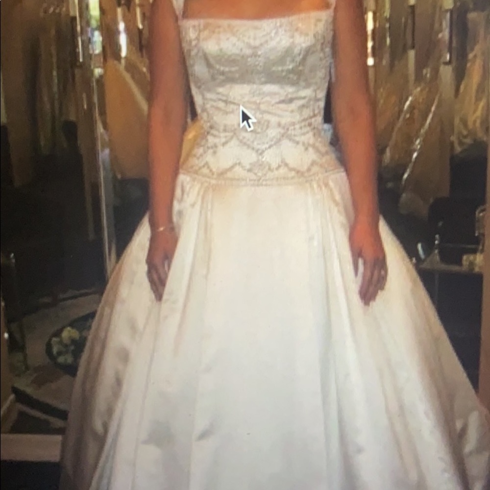 Reem Acra Size 8 / 10 Beautiful Wedding Dress Gown Cap Sleeves Diamond white